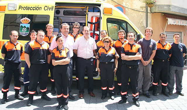 El director general de Administración Local, Javier Iniesta, junto al alcalde de Fortuna, Matías Carrillo y el equipo de Protección Civil, Foto 1