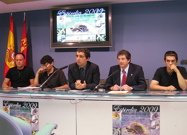 De izquierda a derecha, el guitarrista y compositor de M-Clan, Ricardo Ruipérez, el director de contenidos del festival, Miguel Tébar, el consejero de Cultura y Turismo, Pedro Alberto Cruz, el alcalde de Lorca, Francisco Jódar, y el cantante y guitarrista de Maldita Nerea, Jorge Ruiz, Foto 1