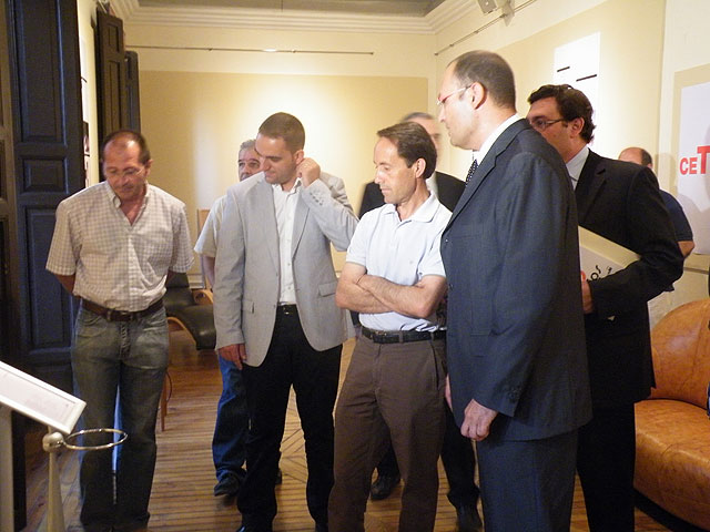 La exposición “Descubre 15 años de diseño” llena de muebles premiados la Casa de la Cultura de Yecla - 1, Foto 1