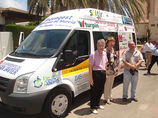 Más de 40 empresas se unen para financiar la compra de un vehículo que esta mañana han donado a la concejalía de Servicios Sociales - 1, Foto 1