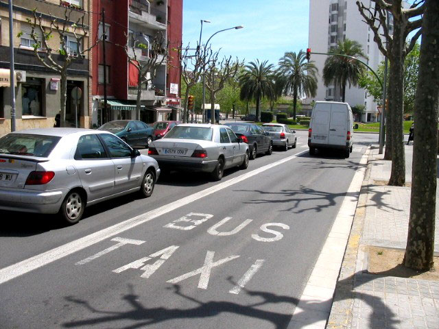 Un ejemplo de carril bus empleado en la Región para la dinamización del tráfico, Foto 1