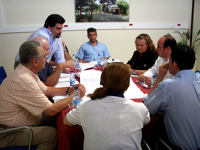 La directora general de Infraestructuras Turísticas, Marina García (3d) y el alcalde de Puerto Lumbreras, Pedro Antonio Sánchez (2d), durante la reunión para la comisión de seguimiento del ‘Plan de Dinamización Turística Medina Nogalte’ de Puerto Lumbreras, Foto 1