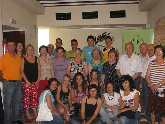 La directora del Instituto de la Juventud de la Región de Murcia, Verónica López, y la alcaldesa de Pliego, Isabel Toledo, junto a los participantes del proyecto ‘Años 50 vs Millenium’, Foto 1