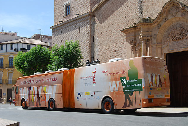 El Aula Móvil de Informática visita la localidad desde hoy hasta el 10 de julio, Foto 1