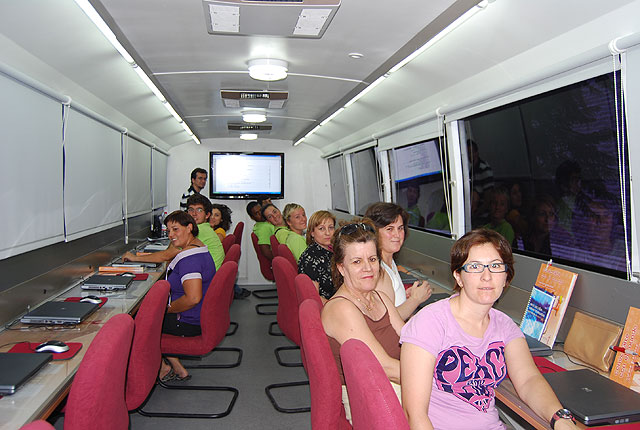 El Aula Móvil de Informática visita la localidad desde hoy hasta el 10 de julio, Foto 2