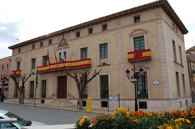 Los trabajadores del Ayuntamiento promueven una campaña de recogida solidaria de alimentos que irán destinados a Cáritas, Foto 1