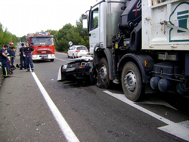 Muere un conductor de furgoneta en Lorca tras colisionar con un camión - 1, Foto 1