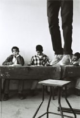 El fotgrafo surrealista marroqu  Hicham Benohoud  rompe con los dogmas religiosos en su serie “La sala de clase II”