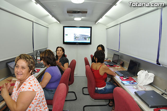 El Aula Mvil de Informtica del Instituto de la Mujer permanecer en Totana hasta mañana viernes - 5