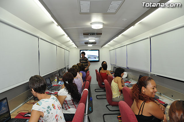 El Aula Mvil de Informtica del Instituto de la Mujer permanecer en Totana hasta mañana viernes - 7