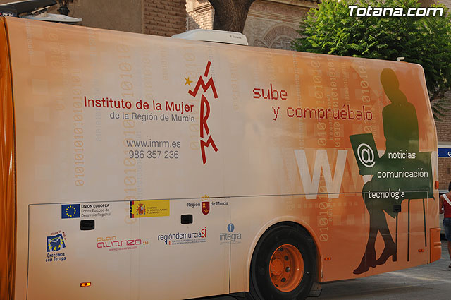 El Aula Mvil de Informtica del Instituto de la Mujer permanecer en Totana hasta mañana viernes - 16