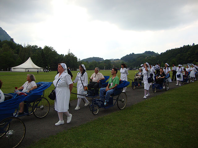 Un total de 60 miembros de la delegacin de Totana de la Hospitalidad de Lourdes han peregrinado a la ciudad francesa junto con 7 enfermos - 4