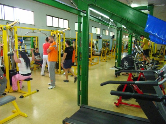La concejalía de Deportes distribuye por diferentes espacios municipales y vecinales las máquinas que hasta ahora estaban en el gimnasio del Pabellón - 1, Foto 1