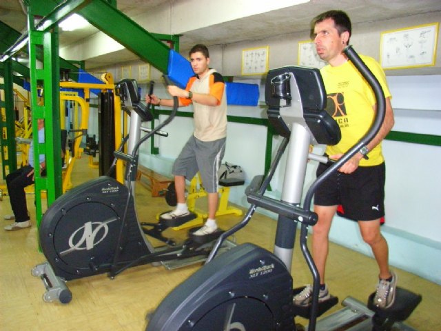 La concejalía de Deportes distribuye por diferentes espacios municipales y vecinales las máquinas que hasta ahora estaban en el gimnasio del Pabellón, Foto 2
