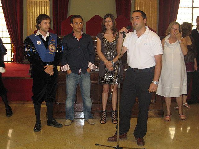 Rafael Gómez entrega el escudo de la ciudad a la madrina y el gran maestre del XIII Certamen de Tunas del barrio de El Carmen - 1, Foto 1
