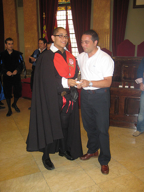 Rafael Gómez entrega el escudo de la ciudad a la madrina y el gran maestre del XIII Certamen de Tunas del barrio de El Carmen - 2, Foto 2