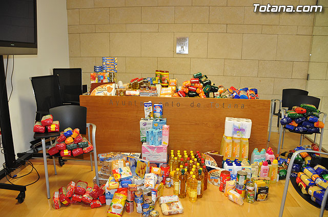 Cáritas recibe más de 250 kilos de alimentos y más de 150 litros de leche, aceite y productos de higiene, Foto 1