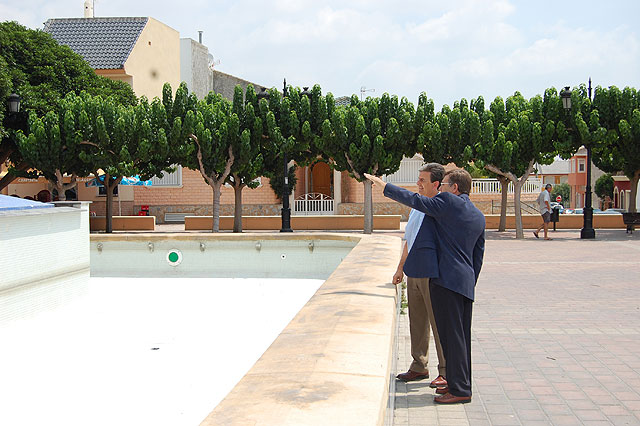 El director general de Vivienda visita las obras de remodelación de la Plaza Tierno Galván en el municipio Alguazas - 1, Foto 1