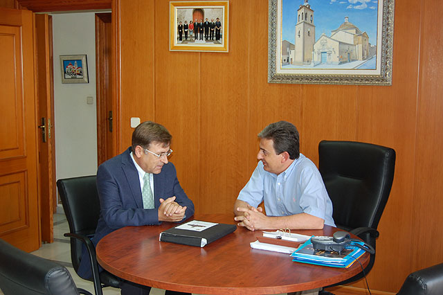 El director general de Vivienda visita las obras de remodelación de la Plaza Tierno Galván en el municipio Alguazas - 2, Foto 2