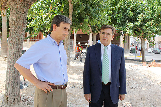 El director general de Vivienda visita las obras de remodelación de la plaza Enrique Tierno Galván de Alguazas - 1, Foto 1