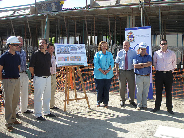 La directora general de Infraestructuras Turísticas, Marina García (en el centro), junto al alcalde de Caravaca, Domingo Aranda, durante la visita a las obras del Albergue de La Almudema, Foto 1