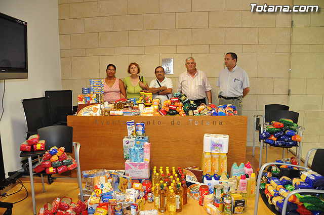 Critas recibe ms de 250 kilos de alimentos y ms de 150 litros de leche, aceite y productos de higiene - 2