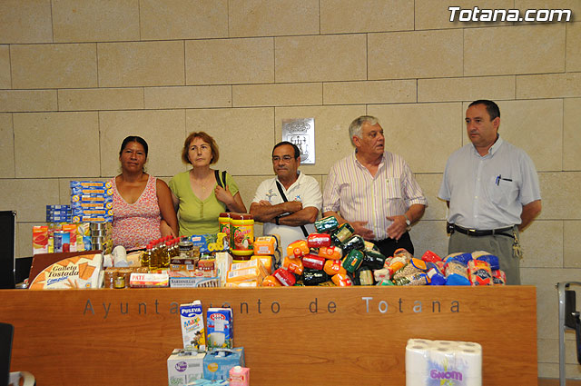 Critas recibe ms de 250 kilos de alimentos y ms de 150 litros de leche, aceite y productos de higiene - 3