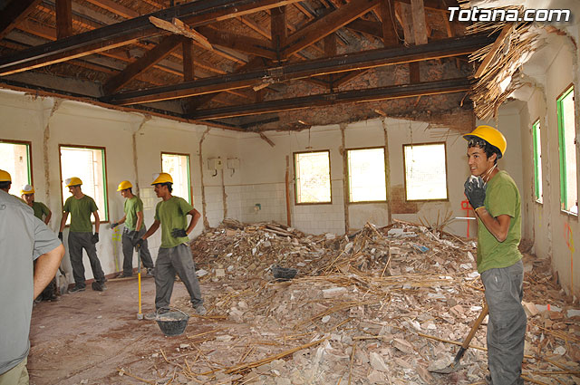 Comienza la rehabilitacin de la “Casa de las Monjas”, en la que estn trabajando 32 alumnos de la Escuela Taller - 20