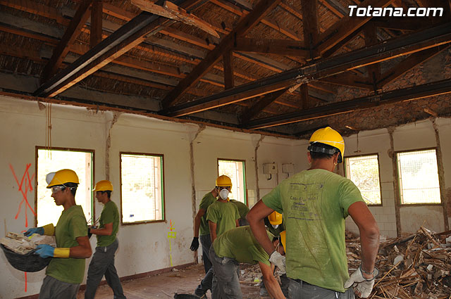 Comienza la rehabilitacin de la “Casa de las Monjas”, en la que estn trabajando 32 alumnos de la Escuela Taller - 28