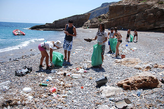 Los participantes del campo de trabajo de Cartagena limpian el litoral del espacio protegido de La Muela-Cabo Tiñoso - 2, Foto 2