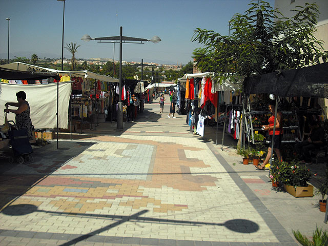 El mercado semanal de Lorquí  ya opera en el entorno del Parque de la Constitución - 1, Foto 1