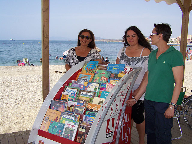 Dos bibliotecas móviles recorrerán desde hoy las playas de Águilas - 1, Foto 1