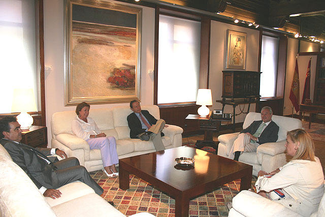 La Comunidad doblará  en 2010 el dinero para sufragar el gasto corriente de los ayuntamientos - 1, Foto 1