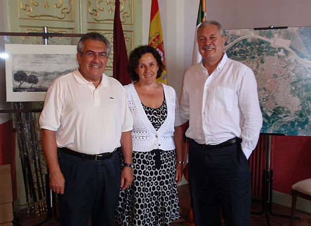 El pregonero Avelino Martínez (i) junto a su esposa y el alcalde de Cehegín, José Soria (d), Foto 1