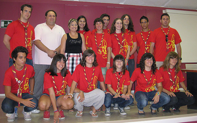 La directora del Instituto de la Juventud de la Región de Murcia, Verónica López, junto al presidente de ASDE-Exploradores de la Región de Murcia, José Antonio Nieto, y jóvenes scouts, Foto 1