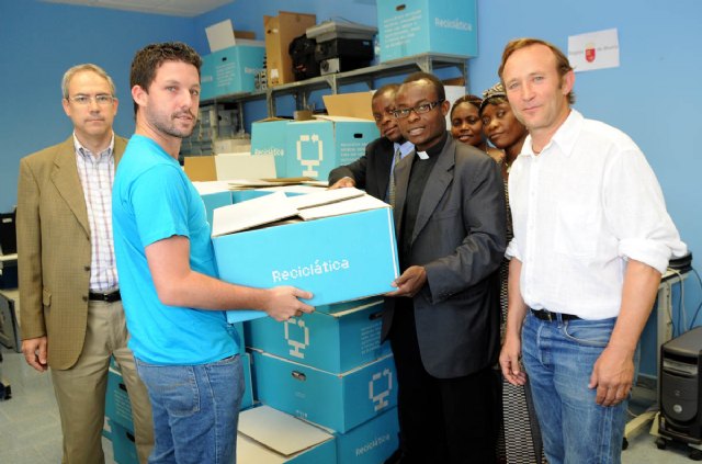 La Universidad de Murcia y la Comunidad Autónoma donan material informático reciclado a Guinea Ecuatorial - 2, Foto 2