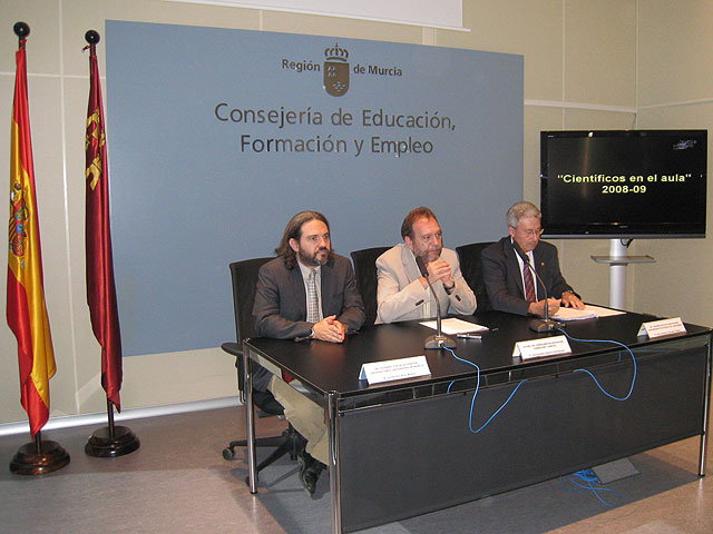 El consejero de Educación, Formación y Empleo, Constantino Sotoca, junto con los vicerrectores de Extensión Universitaria de la UMU, Guillermo Díaz, y de Planificación de la UPCT, José Antonio Cascales, en la rueda de prensa de Científicos en el Aula, Foto 1