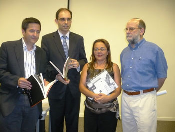 El director general de Bellas Artes y Bienes Culturales, Enrique Ujaldón;el gerente de la Fundación Cajamurcia, Pascual Martínez; la directora del Museo Teatro Romano, Elena Ruiz, y el comisario de la muestra, Sebastián Ramallo, Foto 1