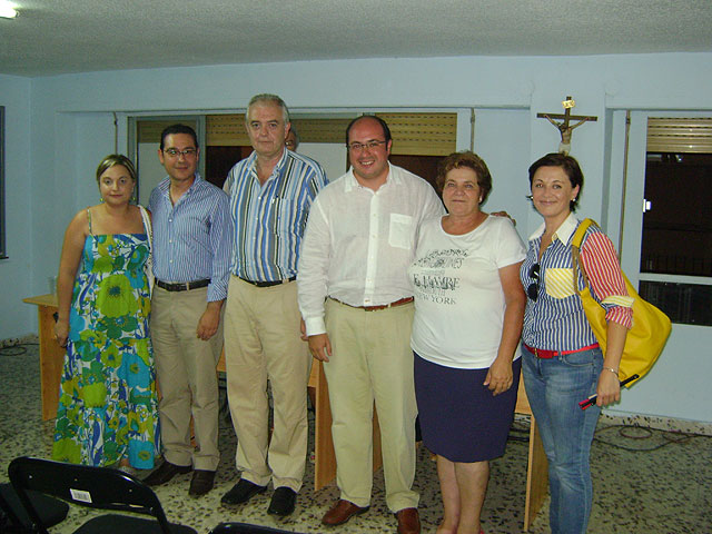 En la foto aparecen de izquierda a derecha Verónica López, José Gabriel Ruiz, Antonio Eugenio Gómez, Pedro Antonio Sánchez, Elisa Martínez y Teresa Moreno. , Foto 1
