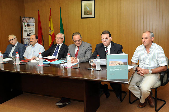 Se presentó  el libro conmemorativo de los XXV años de la Facultad de Veterinaria - 1, Foto 1