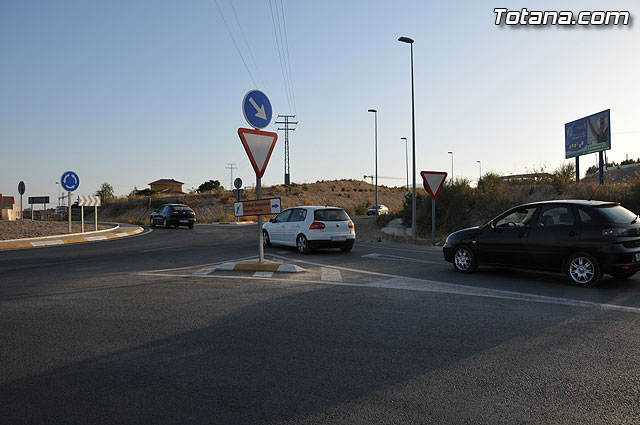 Los socialistas denuncian el riesgo de los viandantes que utilizan las instalaciones deportivas municipales, Foto 1