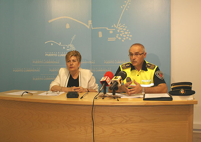 La concejala de Seguridad Ciudadana, Dolores Arenas, junto al Sargento de la Policía Local, Andrés Lledó en rueda de prensa, Foto 1