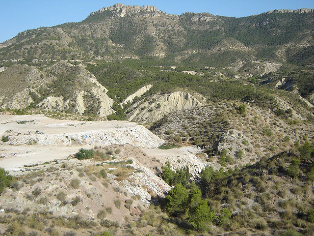 Trasladan al Fiscal de Medio Ambiente la situación del vertedero ilegal de Blanca - 1, Foto 1