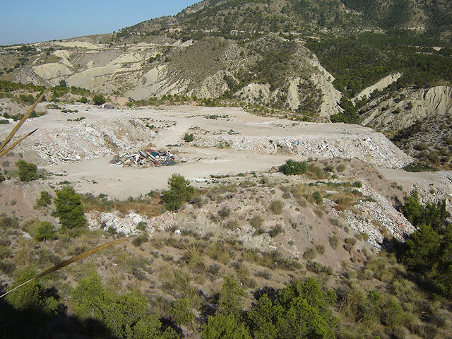 Trasladan al Fiscal de Medio Ambiente la situación del vertedero ilegal de Blanca - 2, Foto 2