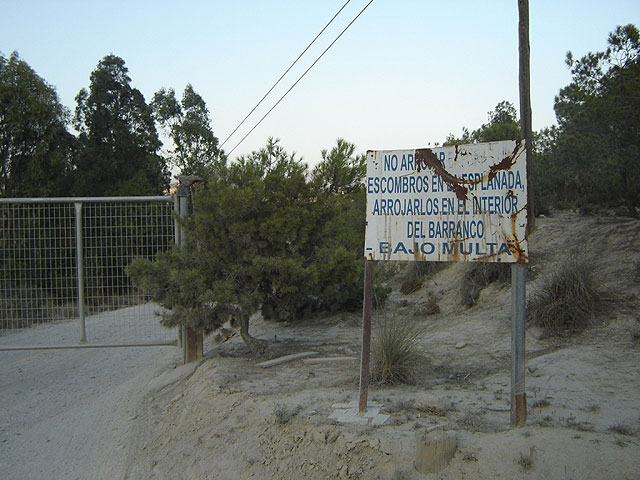 Trasladan al Fiscal de Medio Ambiente la situación del vertedero ilegal de Blanca - 3, Foto 3