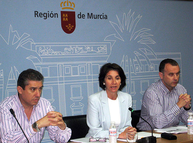 La consejera de Economía y Hacienda, Inmaculada García, junto al secretario general de la Consejería, Luis Martínez (izquierda), y el director general de Tributos y Financiación Autonómica, Miguel Ángel Blanes, Foto 1