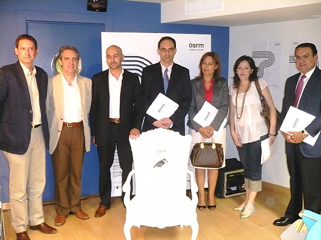 El director general de Promoción Cultural, Antonio Martínez (3i), junto a los patrocinadores, el director artístico y titular de la Orquesta  Sinfónica de Murcia, José Miguel Rodilla (2i), y el gerente de la misma, Pedro Navarro (1i), Foto 1