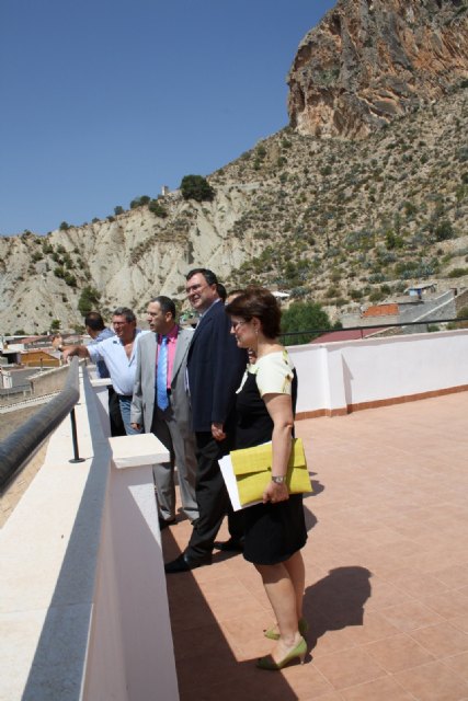 El consejero de Obras Públicas y Ordenación del Territorio, José Ballesta, junto al alcalde de Ulea, José Bolarín, la directora del IVS, Juana Castaño, y miembros de la Corporación Municipal. , Foto 2