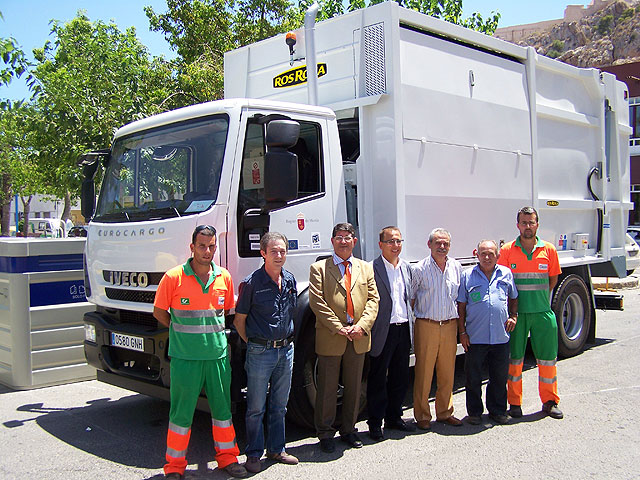 El alcalde de Águilas y el director general de Planificación, Evaluación y Control Ambiental presentan un nuevo camión de R.S.U. - 1, Foto 1
