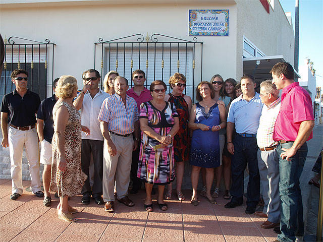 Alcaldesa y familia de Julián Izquierdo bajo la placa que da nombre a una calle del barrio del Carmen, Foto 1